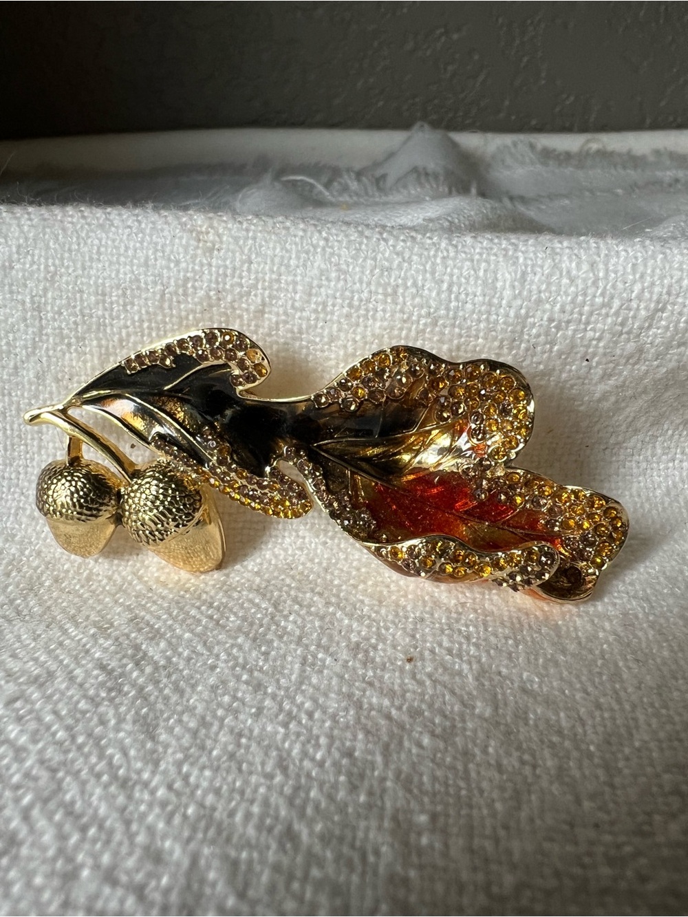 Vintage leaf brooch with acorn Women's Jewelry